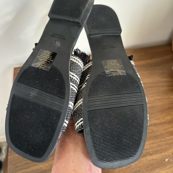 New without tags Vera Wang sandals - Picture 3 of 3